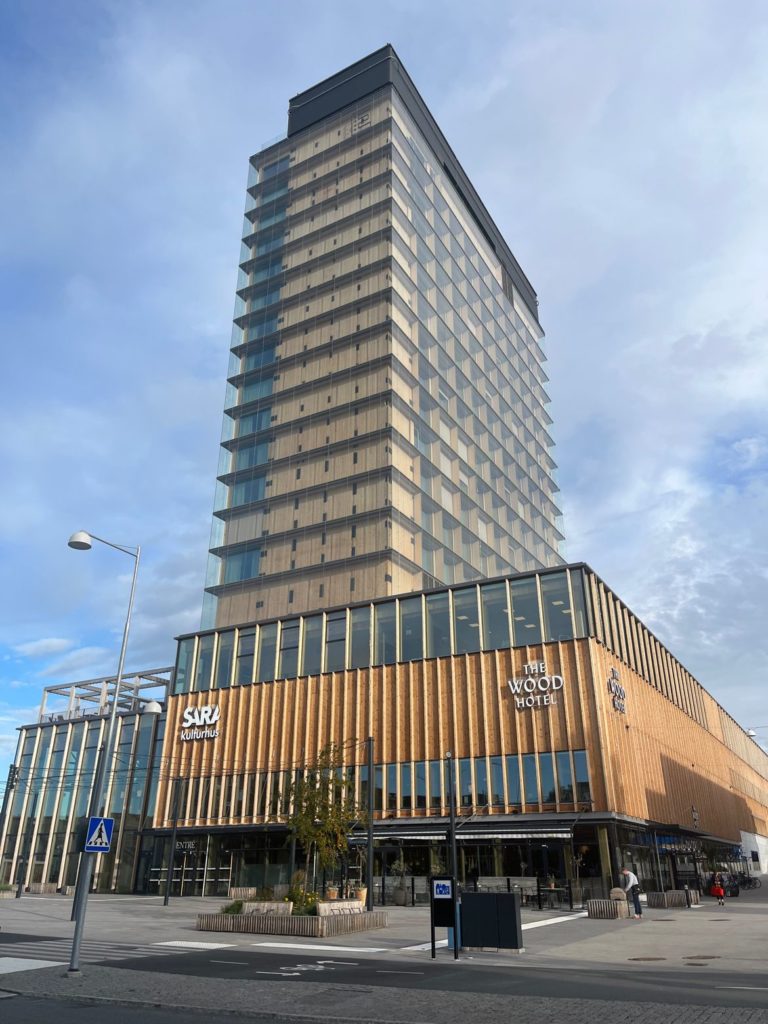 Mission de prospection en Suède et Norvège. Les professionnels wallons ont pu visiter le Centre culturel Sara à Skellefteå en Suède, une tour en bois haute de 75 m qui démontre l’étendue des capacités structurelles du bois lamellé et du CLT