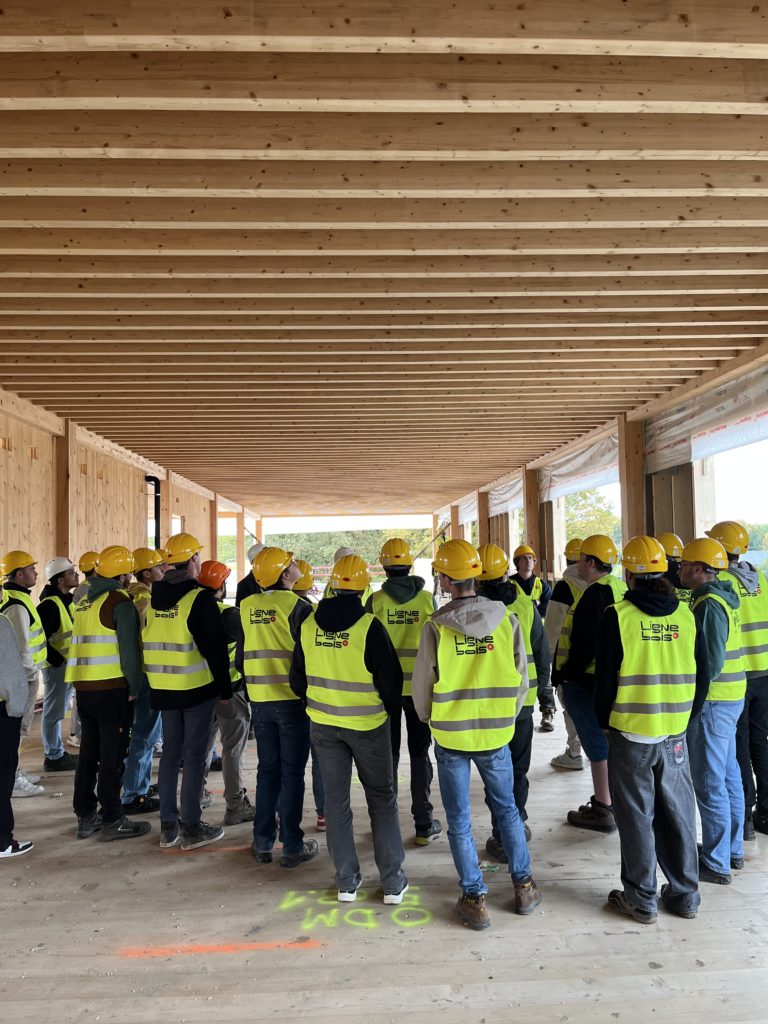 élèves admirant la structure bois